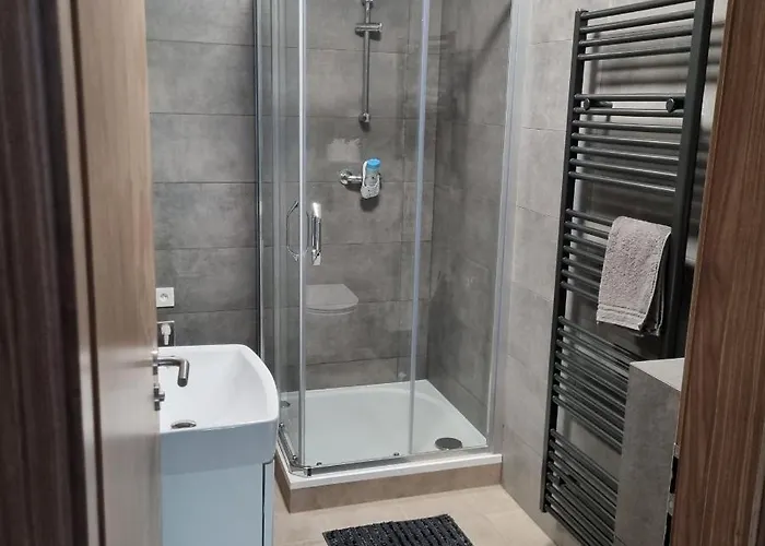 Cerna Ruze- 5 Apartament *