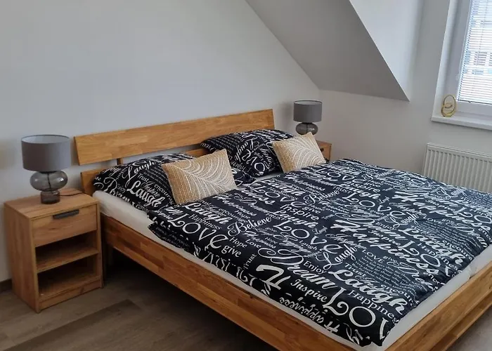 Cerna Ruze- 5 Apartament